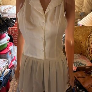 Women’s White Sleeveless Button-Up Skirt Suit Size 6M